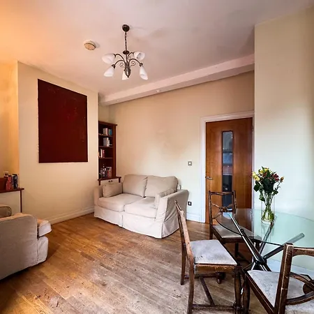 Charming In A Super 2 Location * دبلن